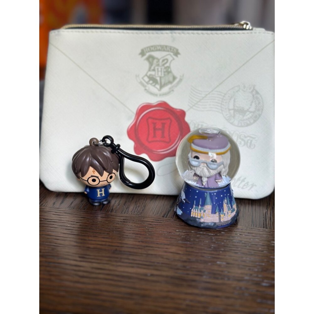 Harry Potter Hogwarts envelope zip  Pouch Funko Keychain & Dumbledore Snow Globe